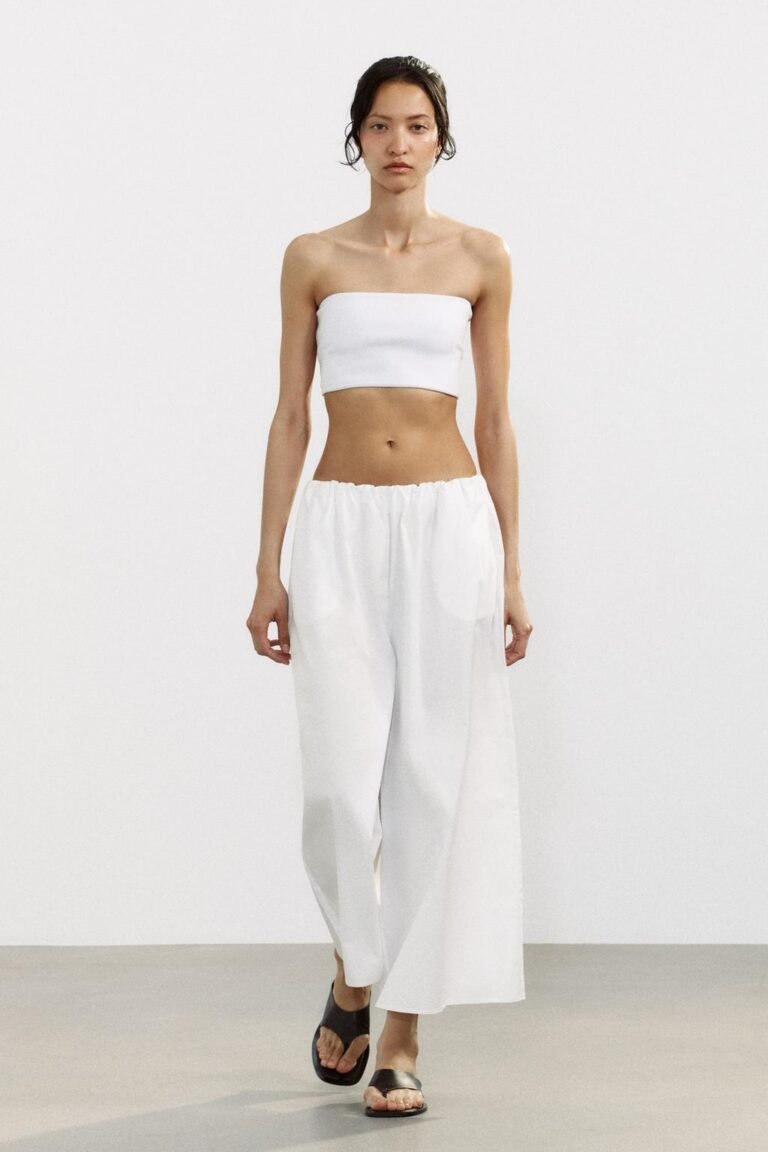 Ensemble blanc minimaliste – top bandeau et pantalon large pour un look d’été clean
