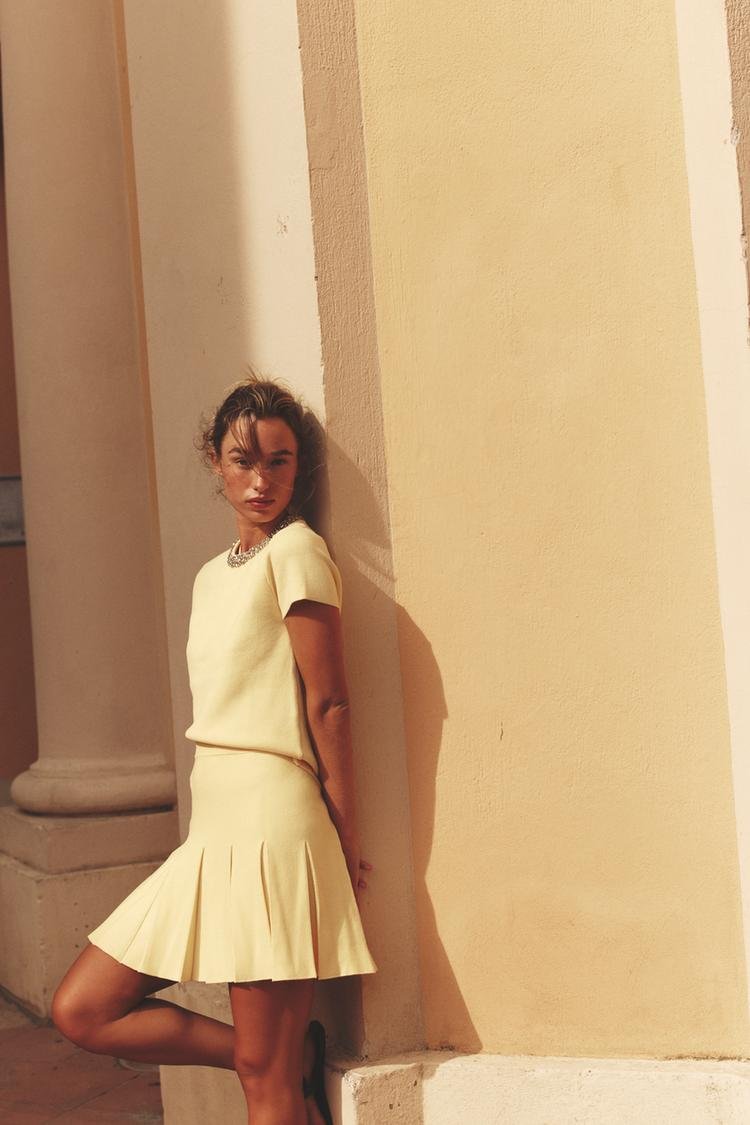 Robe fluide jaune pastel – tenue estivale minimaliste et élégante