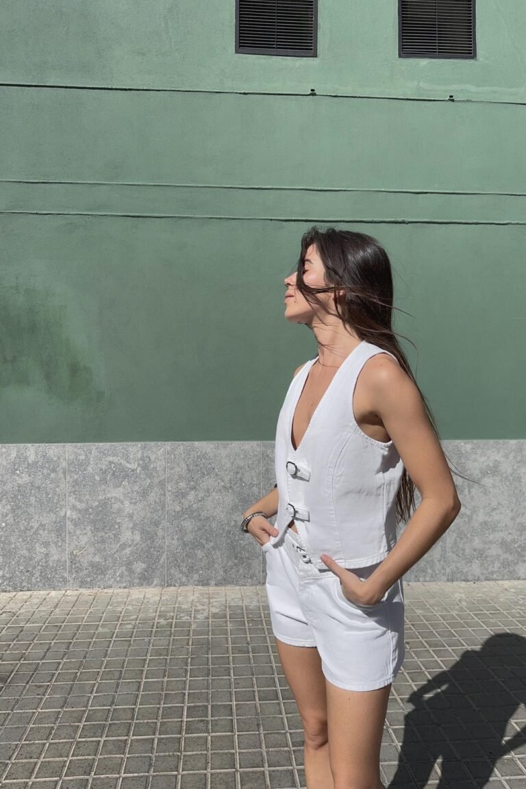 Combishort blanc épuré – silhouette minimaliste moderne