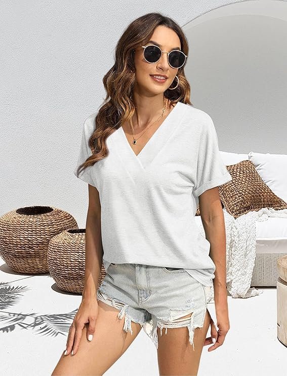 Look estival minimaliste – t-shirt blanc oversize et short en jean