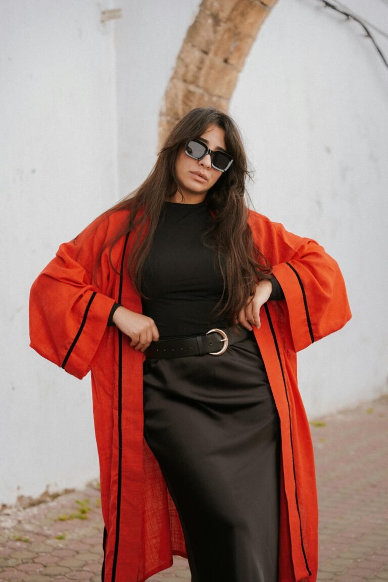 Look audacieux minimaliste – robe noire moulante et kimono orange