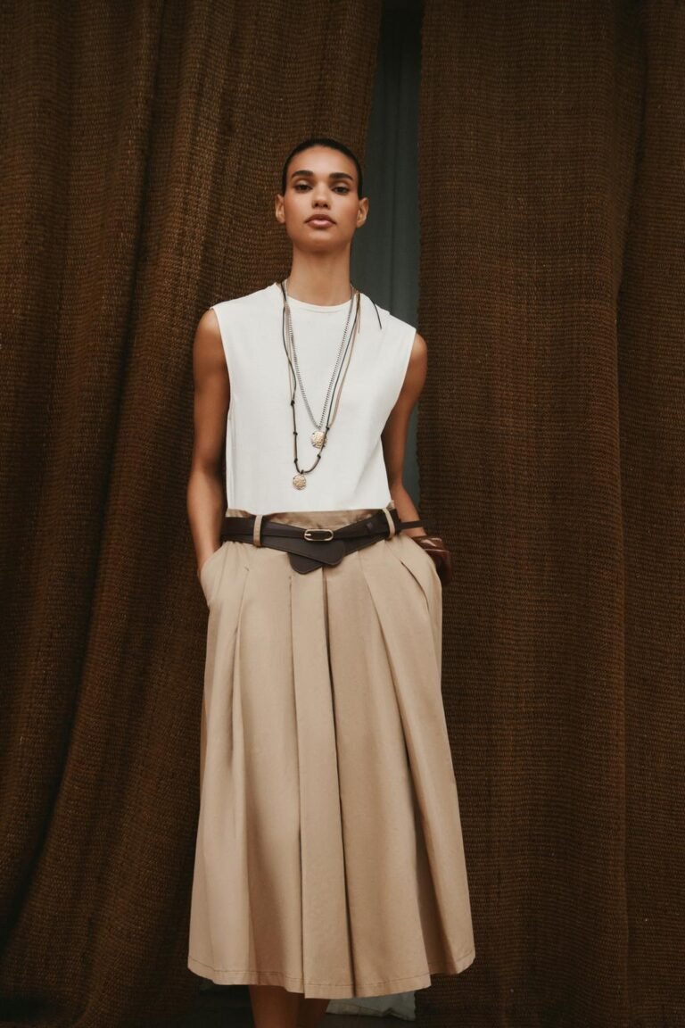 Robe beige minimaliste avec ceinture – style épuré et féminin